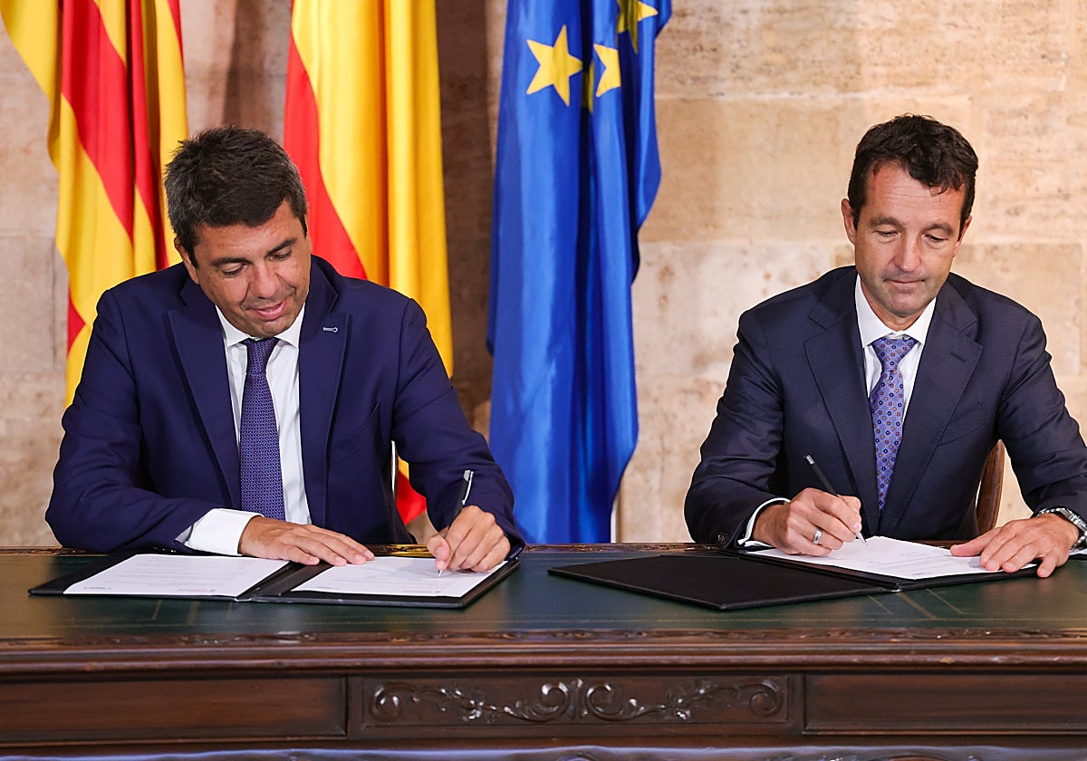 Imagen del presidente Carlos Mazón y el presidente ejecutivo de Indra Group, Ángel Escribano