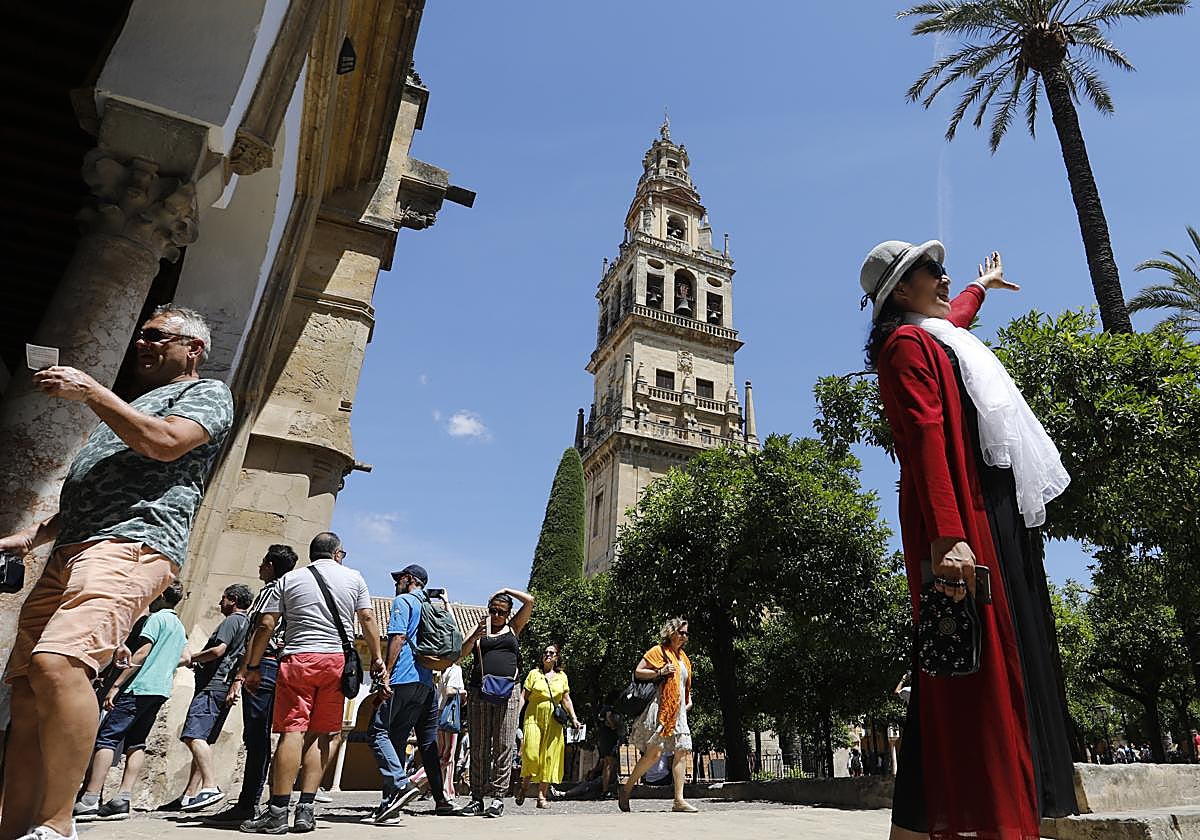 Turistas en el Patio de los Naranjos de la Mezquita-Catedral