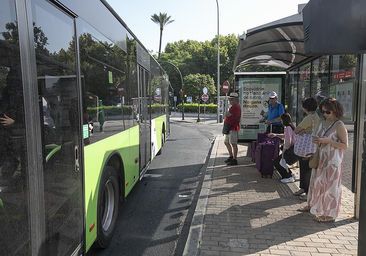 Varias pesonas esperan en la parada de Aucorsa en Vallelllano