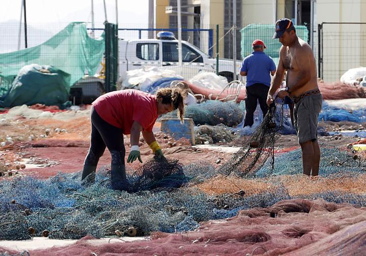Pescadores trabajan en el mantenimiento de sus redes en una zona mediterránea del sureste peninsular