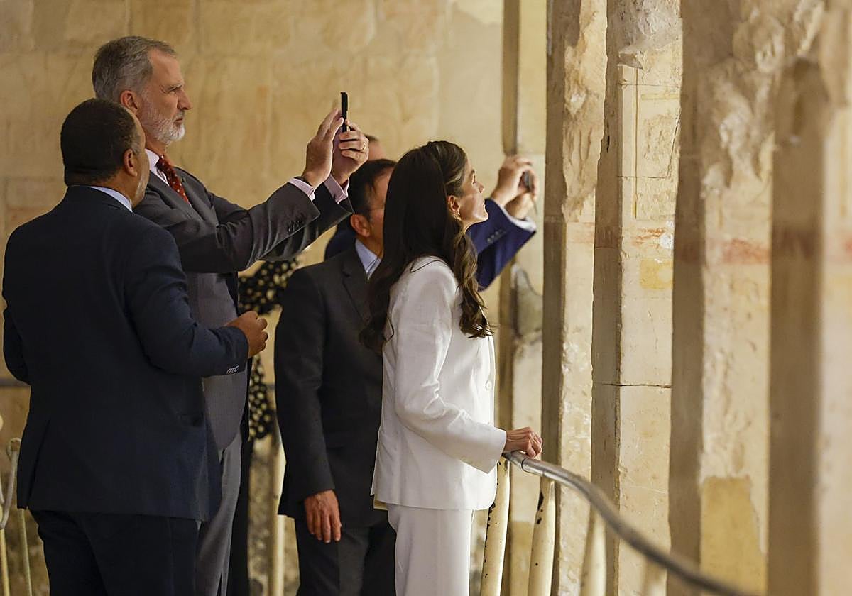 El Rey saca una foto en el templo de Hatshepsut
