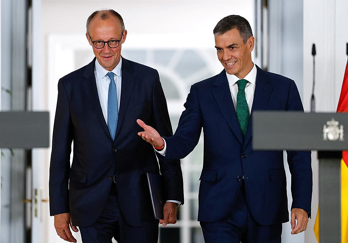 El canciller alemán y el presidente del Gobierno de España a su entrada en la rueda de prensa.