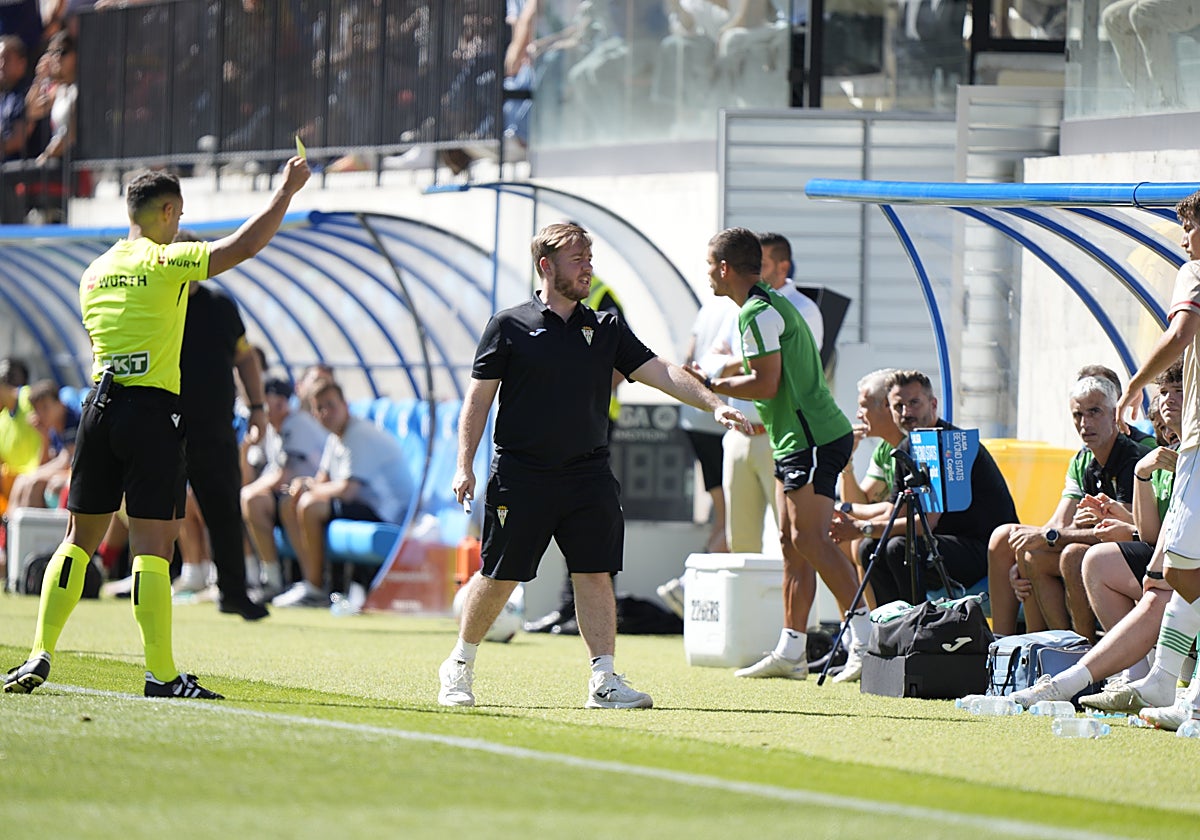 El árbitro mostrando una tarjeta amarilla en el Andorra - Córdoba