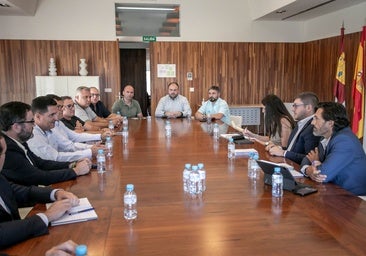 La Junta anuncia que regulará las VTC: podrán hacer carreras urbanas con limitaciones y los taxistas interurbanas