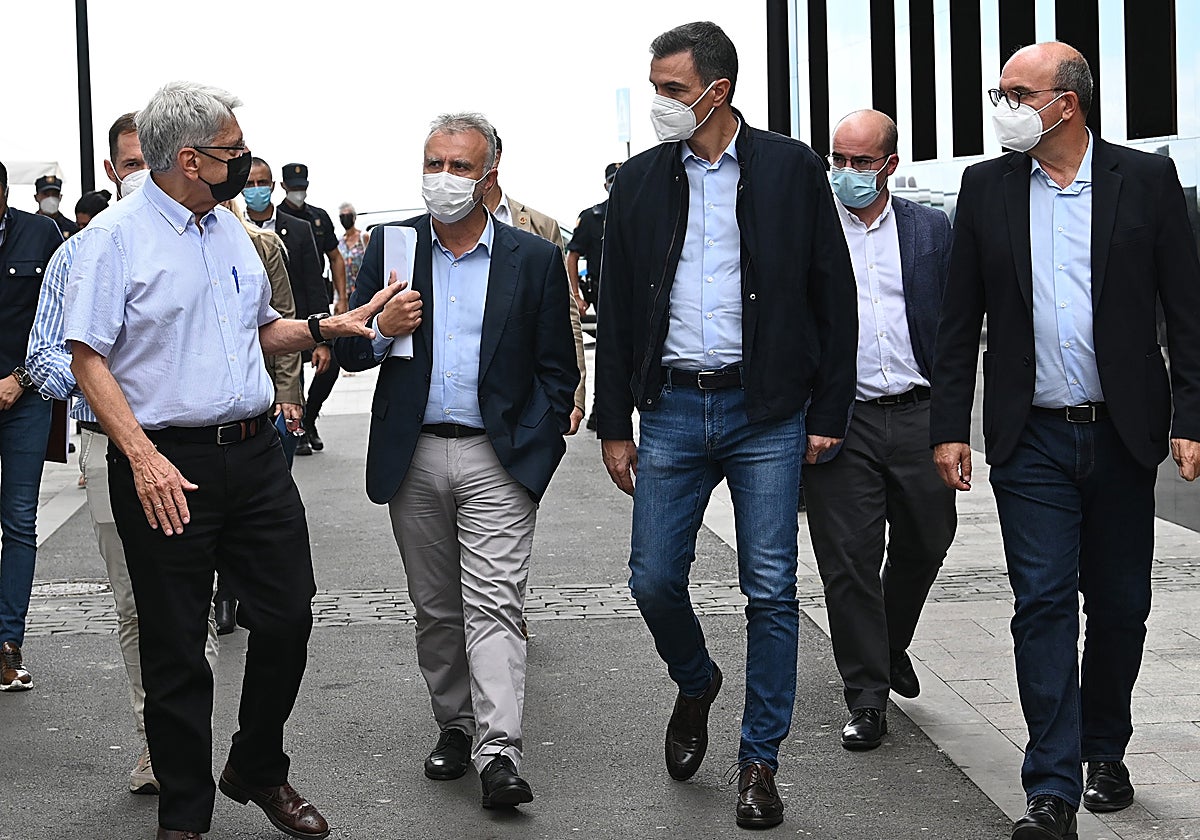Visita del hoy ministro Torres en La Palma junto al presidente de España, Pedro Sánchez en octubre de 2021
