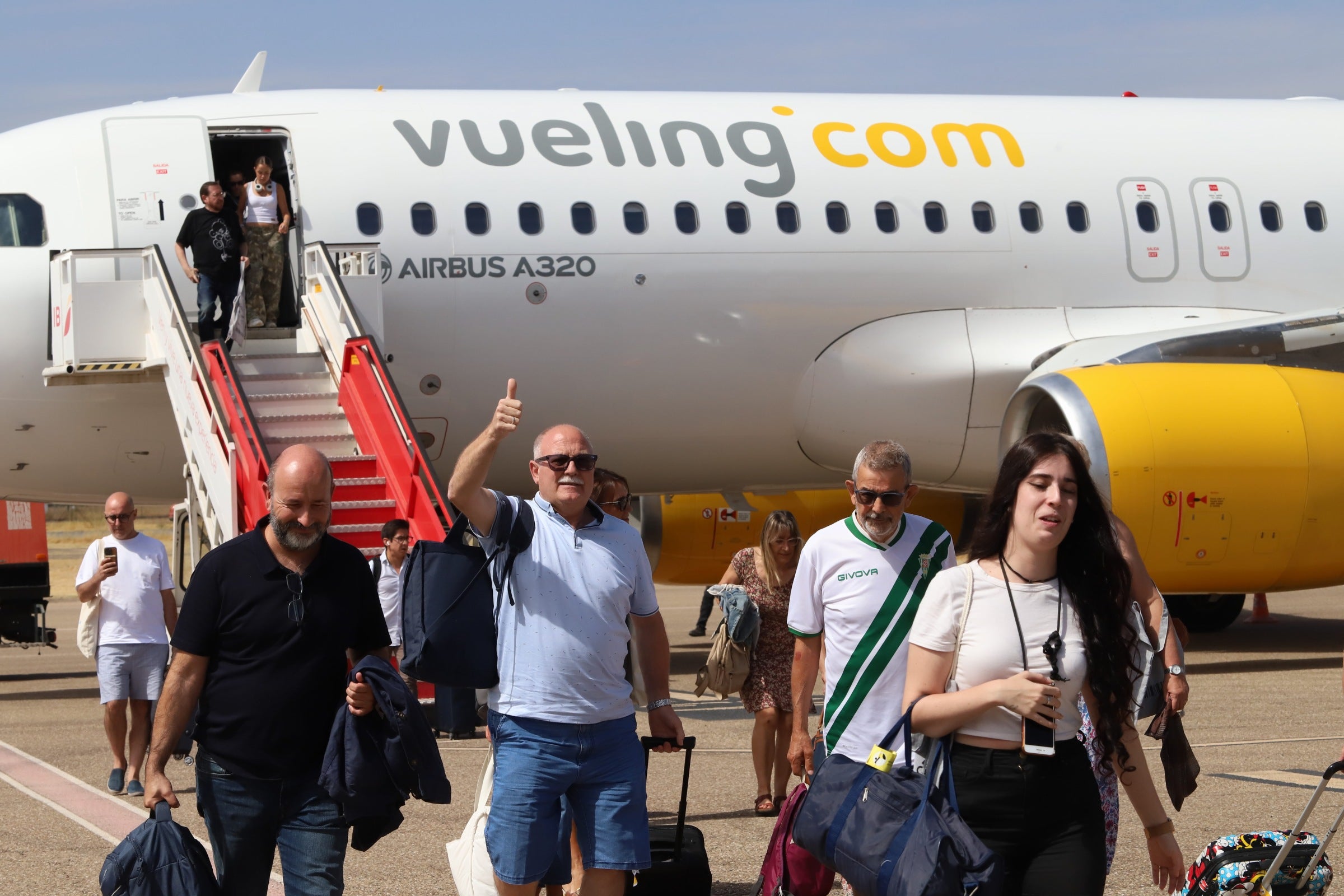 Así ha sido la llegada al aeropuerto de Córdoba del primer vuelo de Vueling