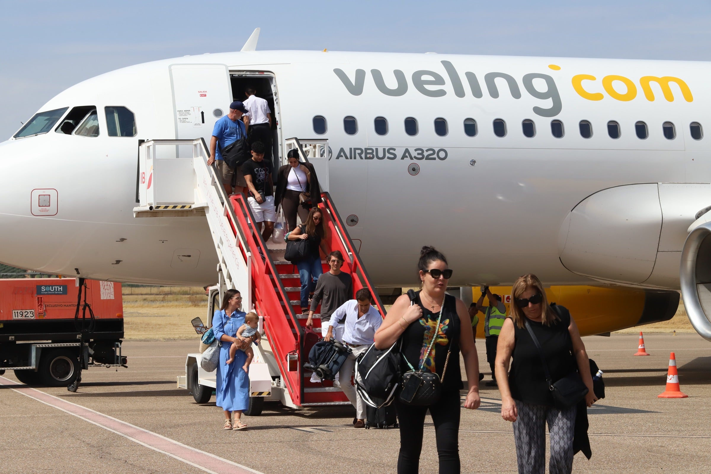 Así ha sido la llegada al aeropuerto de Córdoba del primer vuelo de Vueling