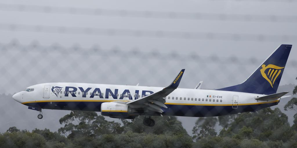 Ryanair presenta un ERE para un centenar de empleados de asistencia en tierra en Santiago