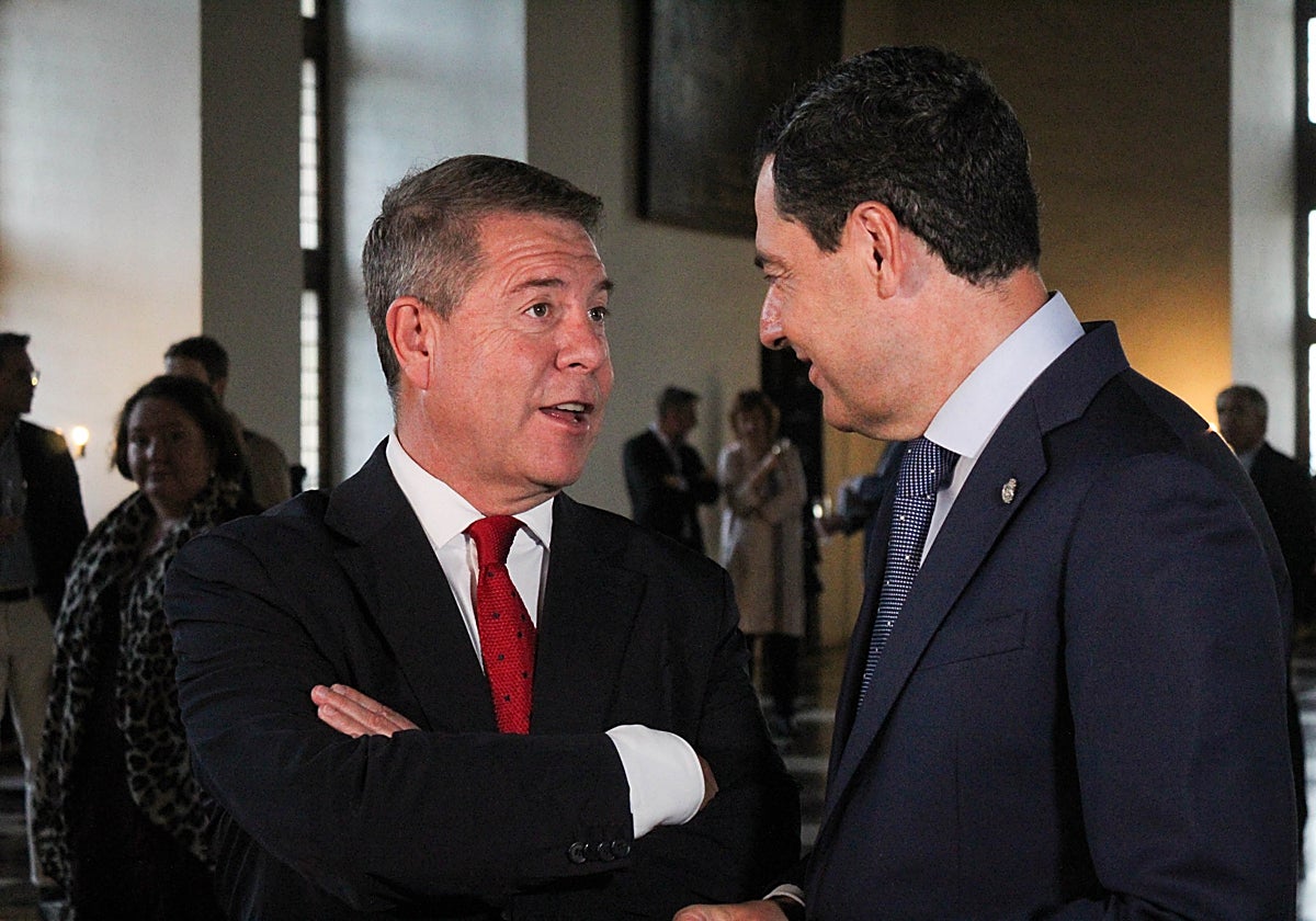 El presidente de Castilla-La Mancha, Emiliano García-Page con el presidente de Andalucía, durante la recepción ayer a los miembros del Comité de las Regiones