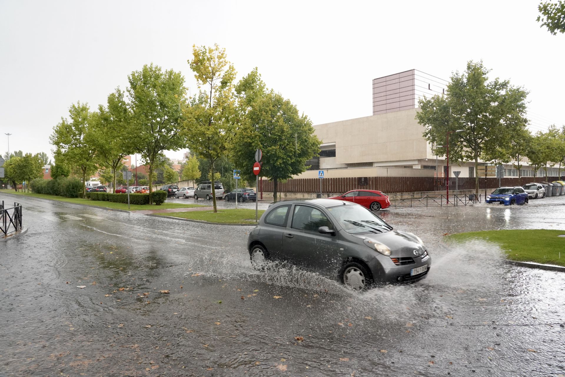 Una tromba de agua obliga a cortar calles y provoca inundaciones en Valladolid