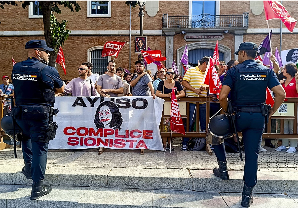 Manifestantes, a las puertas de la Universidad de Alcalá de Henares