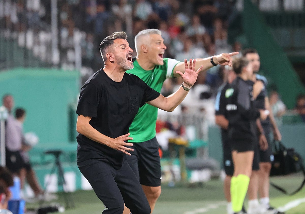 Iván Ania da instrucciones a los suyos junto a César Negredo