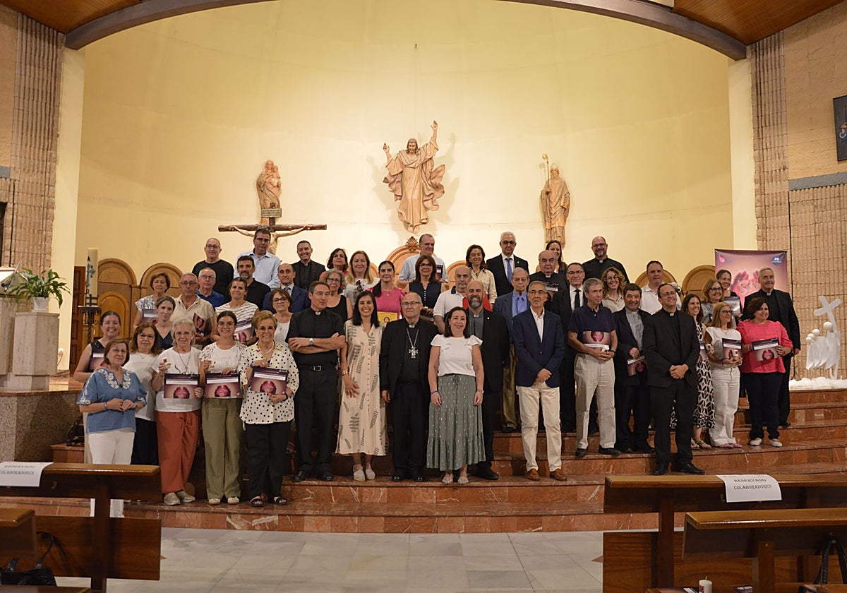 Colaboradores del proyecto durante estos 10 años en la misa de este jueves