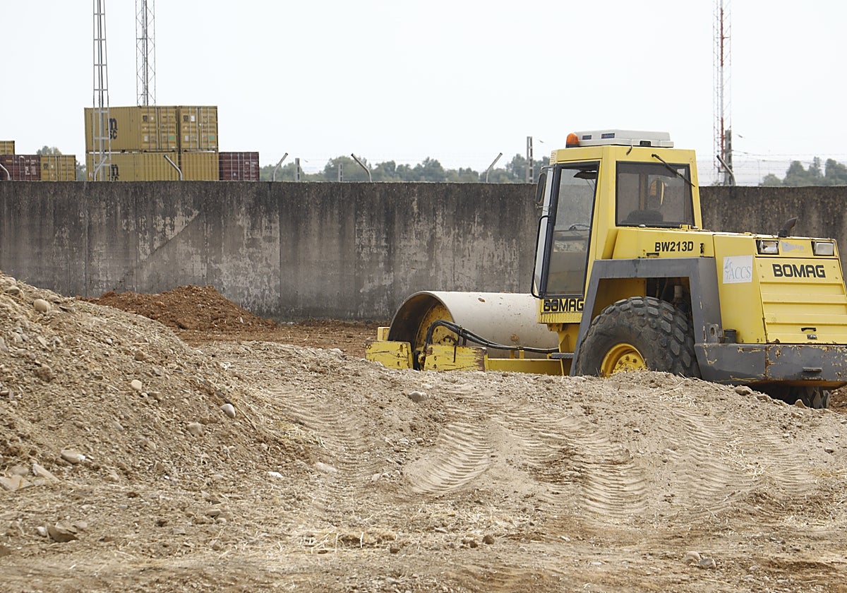 Una máquina trabaja en la tercera fase del parque logístico de Córdoba