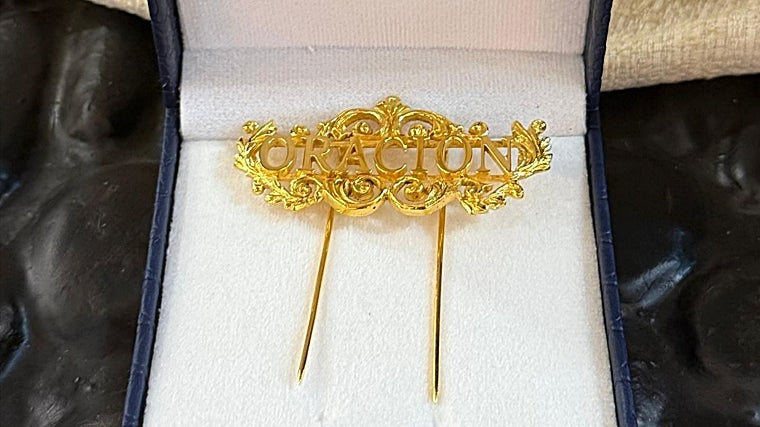 Broche ofrecido al Señor del Huerto por la Agrupación Musical de la Redención