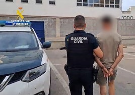 Persecución de dos guardias civiles para atrapar a un joven que arrancó una cadena de oro a anciana en Torrevieja