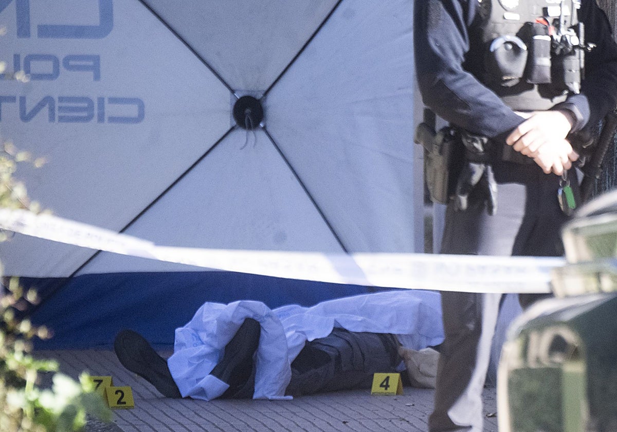 El cadáver de Jesús B. J., en la calle de los Hueros de Alcalá