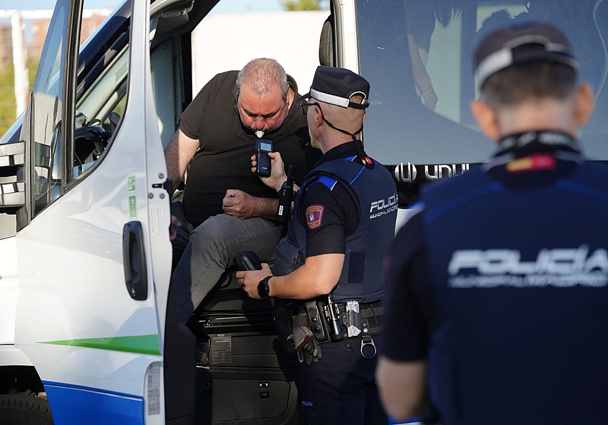 Policías municipales, el martes, en los controles de Vallecas