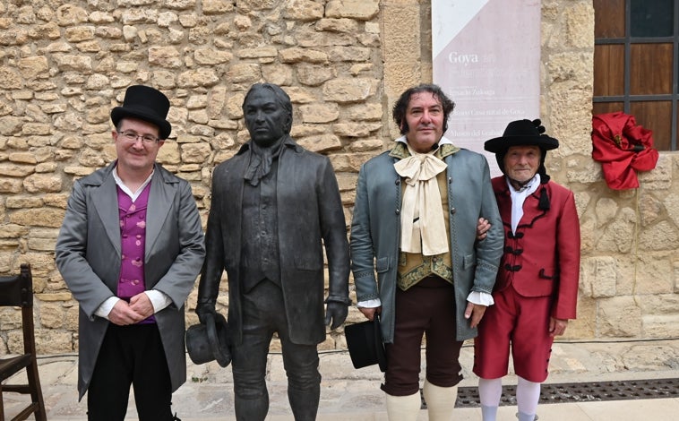 Imagen principal - Fuendetodos declara su amor a Goya con una figura en bronce a las puertas de su casa natal, obra de Antonio López y Andrés García Ibáñez
