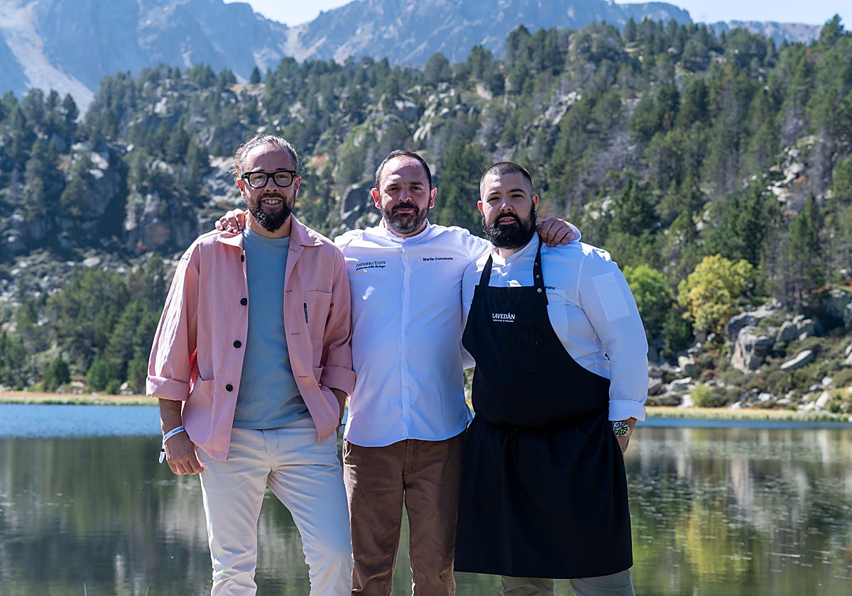 El enólogo Fernando Mora y los chefs Martín Comamala y Sergio Sainz a orillas del lago Pessons, a 2.350 metros de altitud, donde ofrecieron sus ponencias con las que concluyó la cuarta edición de Andorra Taste