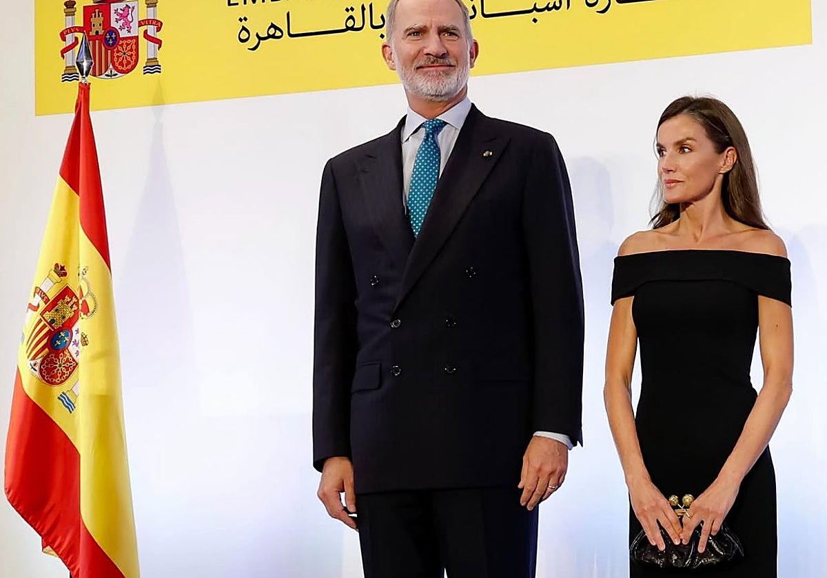 La Reina Letizia lució el bolso con un cierre de damasquinado toledano en la embajada española en El Cairo