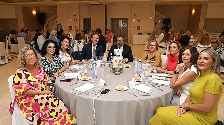Al almuerzo también han asistido la directora general de Humanización y Atención Sociosanitaria, Teresa Marín, la portavoz de la Diputación de Toledo y alcaldesa de La Puebla de Montalbán, Soledad de Frutos, y la concejala de Asuntos Sociales del Ayuntamiento de Toledo, Marisol Illescas, y Noelia de la Cruz, Marta Medina y Laura Villacañas concejalas socialistas en el Consistorio de la capital regional.