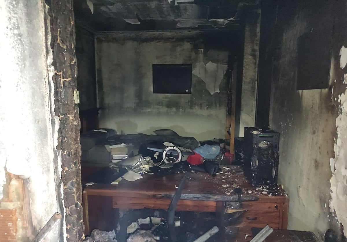 Estado en el que ha quedado una de las dos viviendas afectadas por el incendio