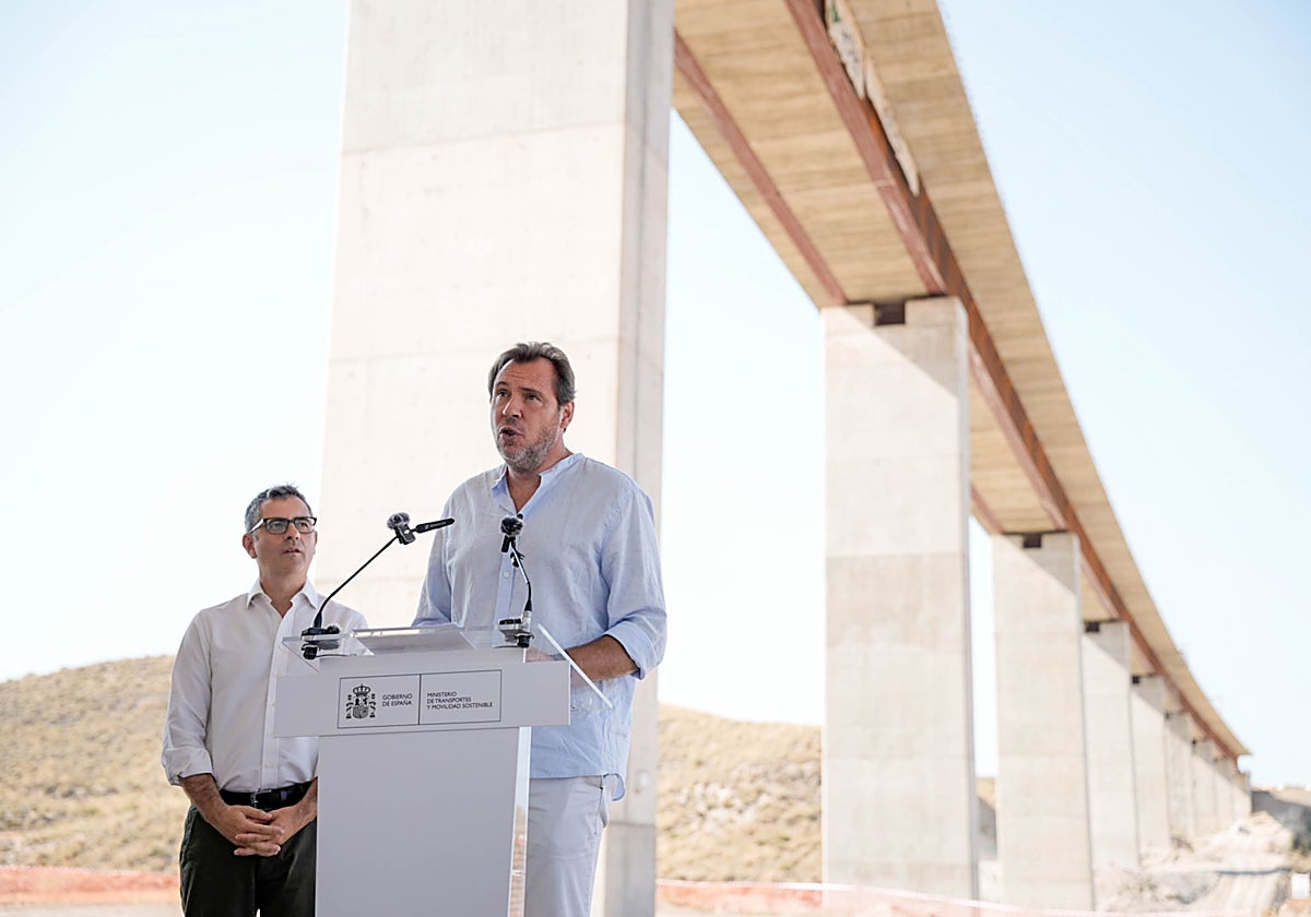 Óscar Puente junto a Félix Bolaños en un acto en Almería este verano