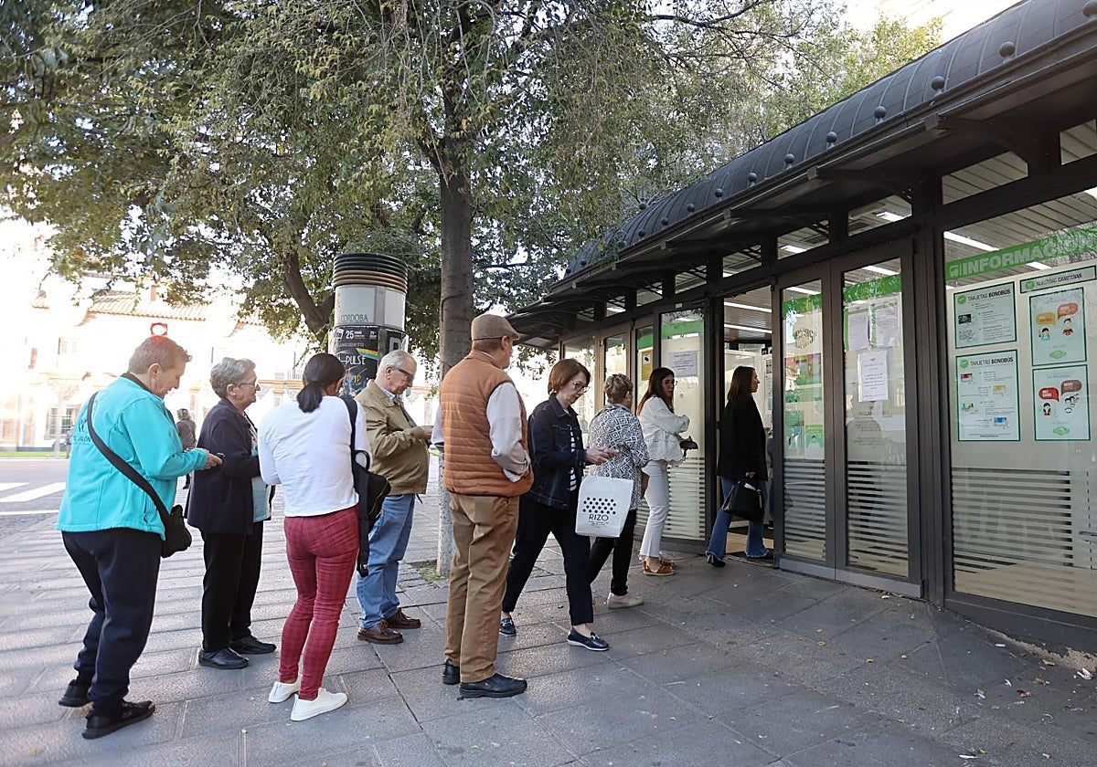 Colas en la central de Aucorsa en la plaza de Colón de la capital cordobesa