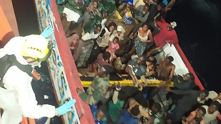 Momento del rescate de los migrantes