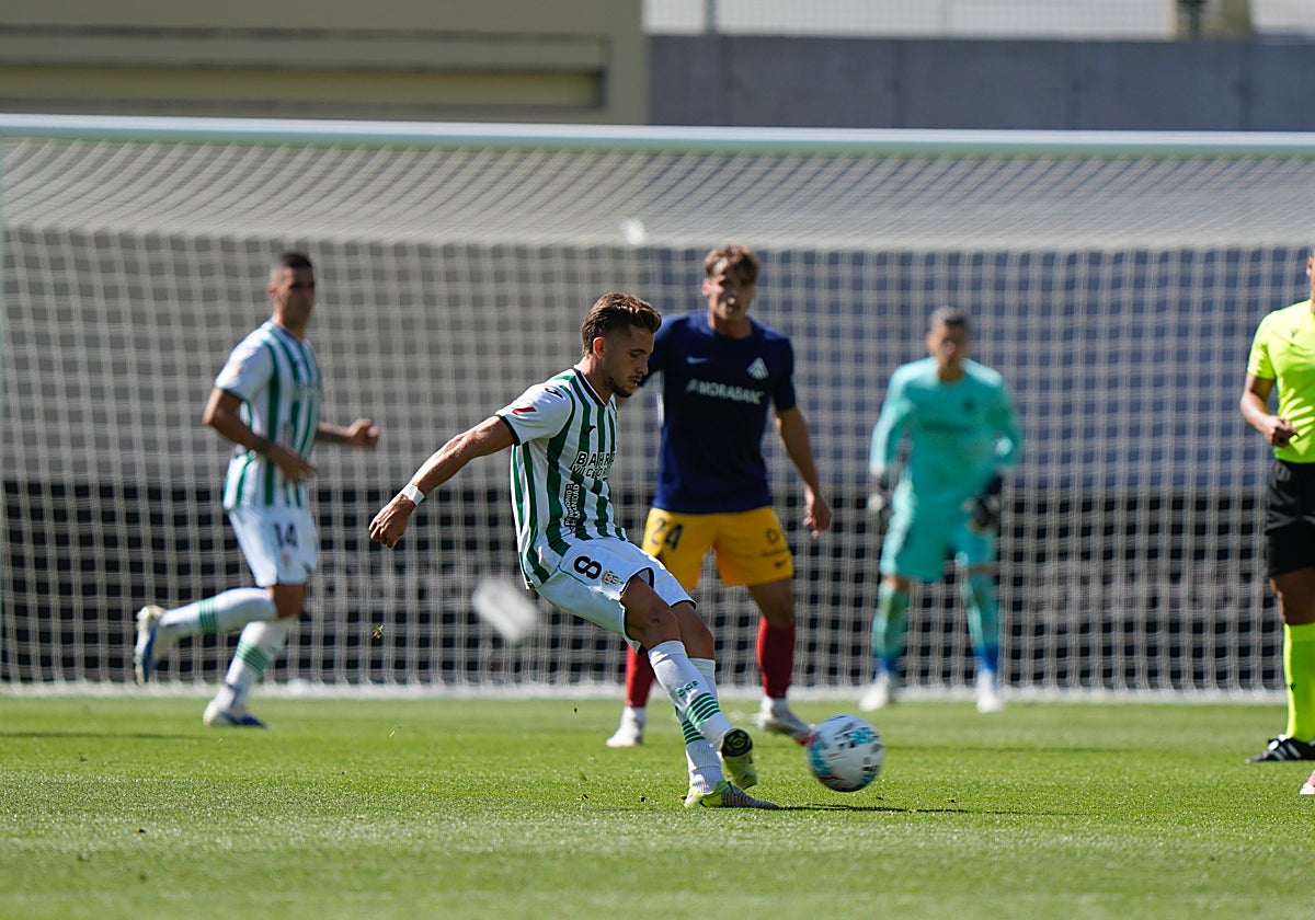 Isma Ruiz realiza un pase durante el partido frente al Andorra