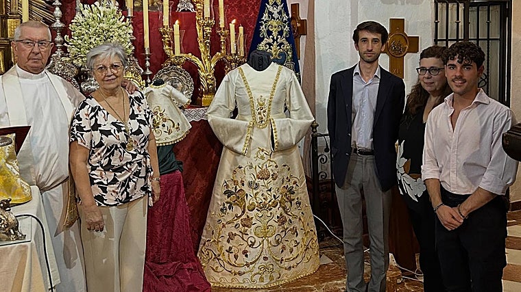 Presentación de la túnica del NIño y la saya de la Virgen del Socorro, este viernes en su ermita