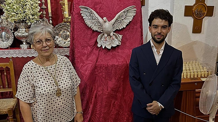 Dolores Villanueva y Alejandro Herruzo junto a la paloma que representa al Espíritu Santo