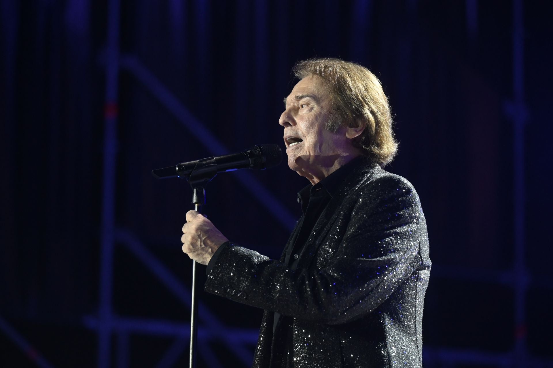 El espectacular concierto de Raphael en Córdoba, en imágenes