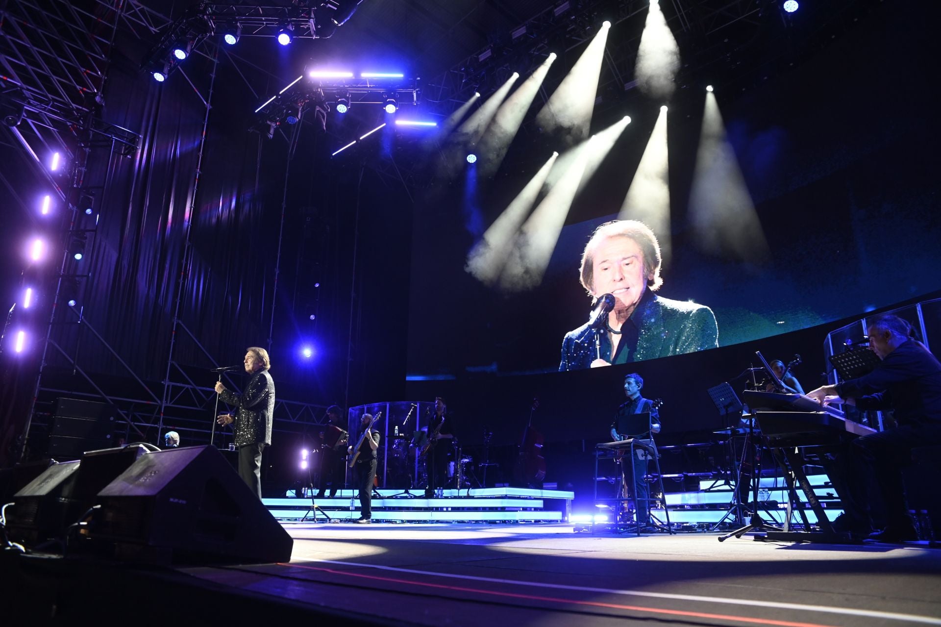 El espectacular concierto de Raphael en Córdoba, en imágenes