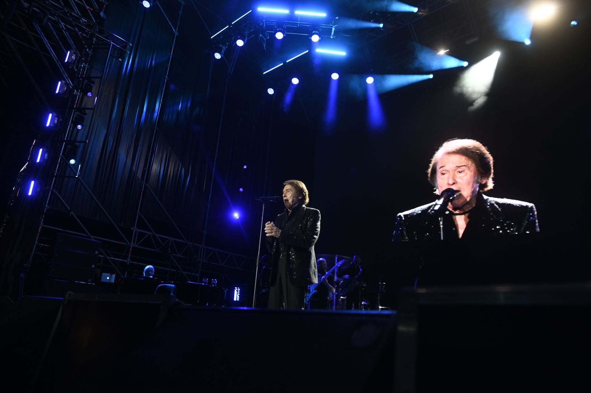 El espectacular concierto de Raphael en Córdoba, en imágenes