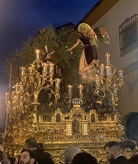 Imagen secundaria 2 - En la fotografía superior, el paso de misterio del Huerto sale de la Catedral, tras la misa estacional por la refundación de la cofradía. Debajo a ia izquierda, el Señor rodeado de público en una nube de incienso en Lucano. A la derecha, el paso al atardecer, en Cardenal González 