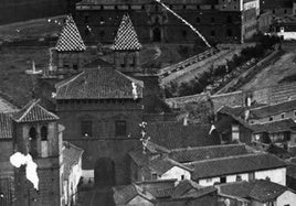 El paseo de Merchán, o de la Vega, se planificó y ajardinó entre 1869 y 1871. Una foto fechada hacia 1905 muestra ya una densa arboleda en torno a la 'Casa Rústica'. Archivo Municipal de Toledo