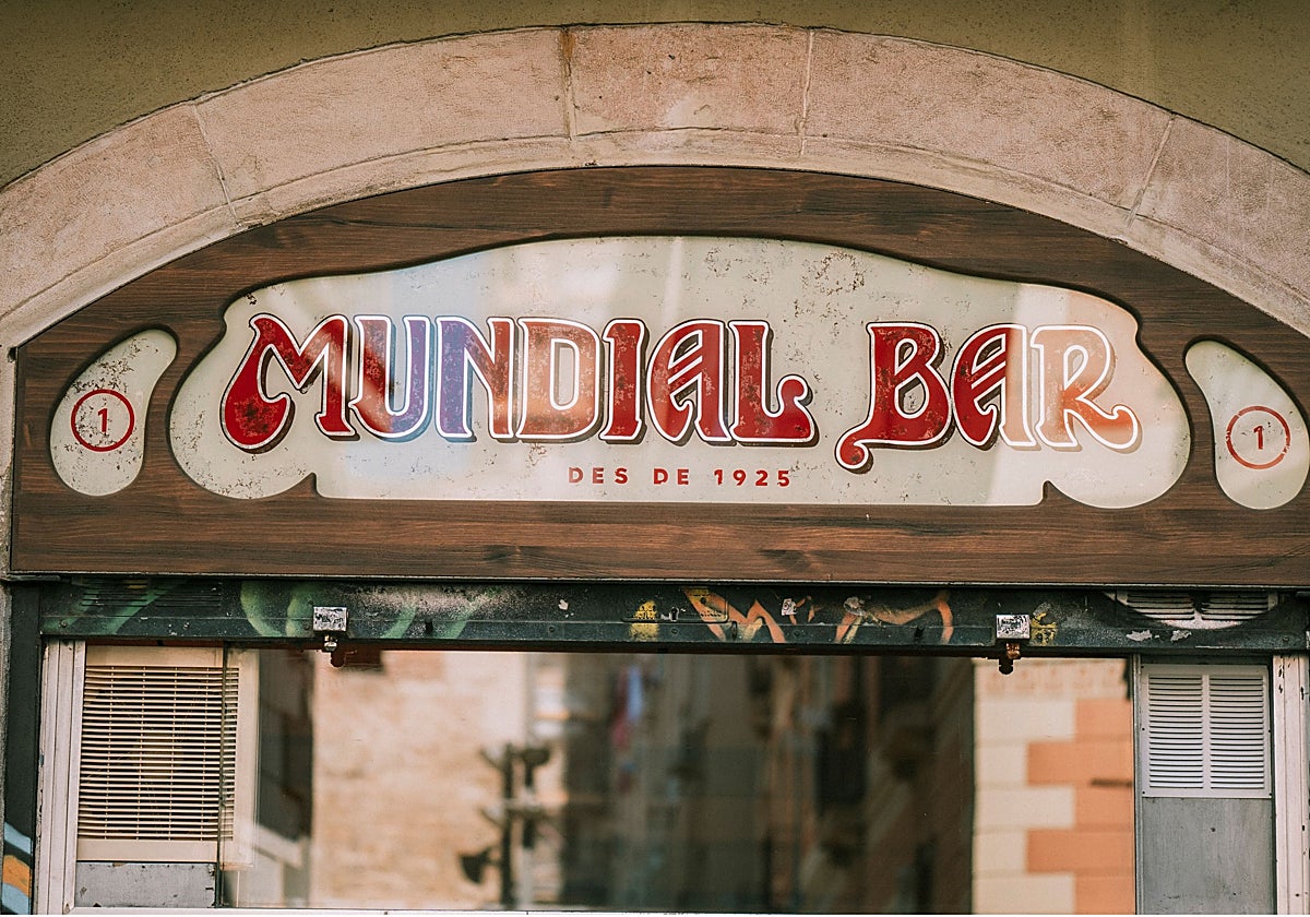 Una réplica del cartel original que sumado a la puerta metálica resume el espíritu del proyecto: un puente entre épocas que mantiene vivo el patrimonio cultural y gastronómico de Barcelona