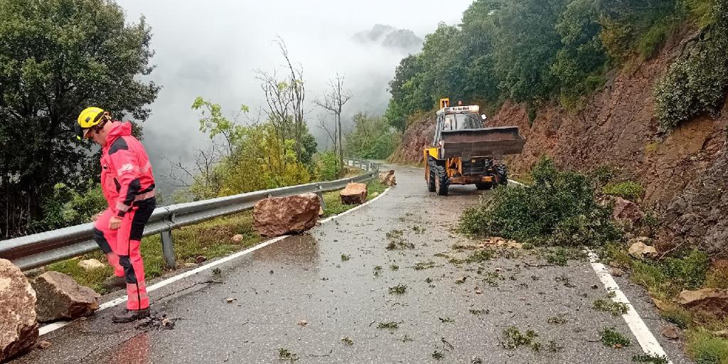 Las fuertes lluvias en Cataluña obligan a evacuar 27 personas de un funicular y cortar carreteras