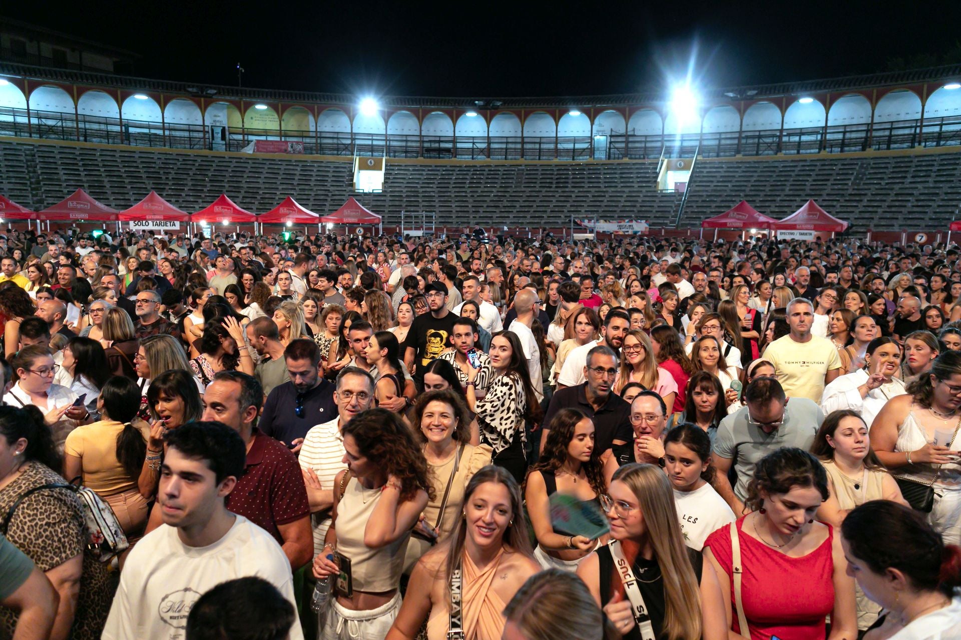 Marta Santos y su extraordinaria voz conquistan a miles de personas en la plaza de toros de Toledo