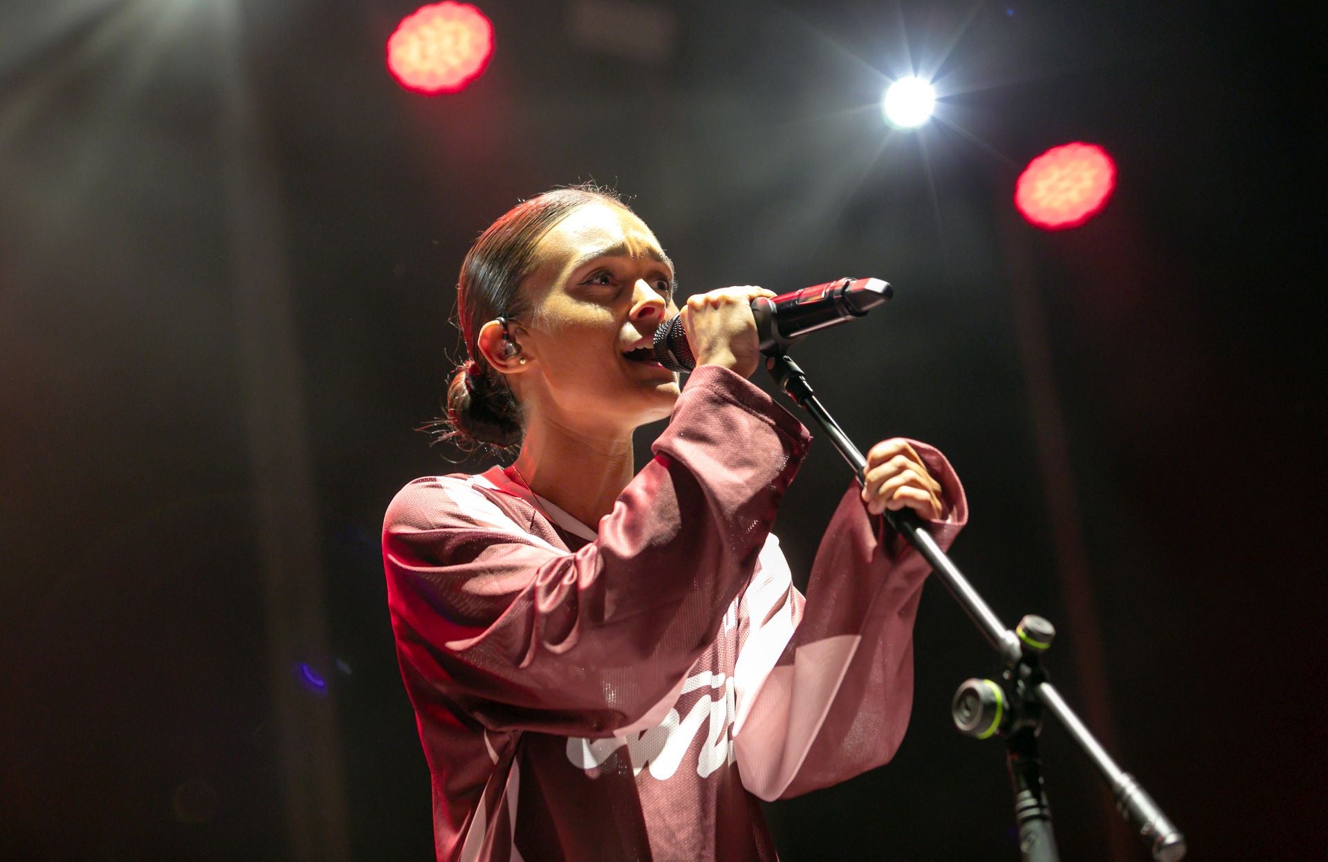 Marta Santos y su extraordinaria voz conquistan a miles de personas en la plaza de toros de Toledo