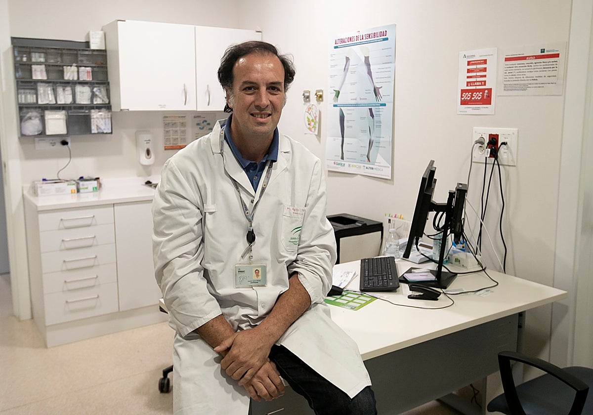 El neurólogo Eduardo Eduardo Agüera nos atiende desde su consulta