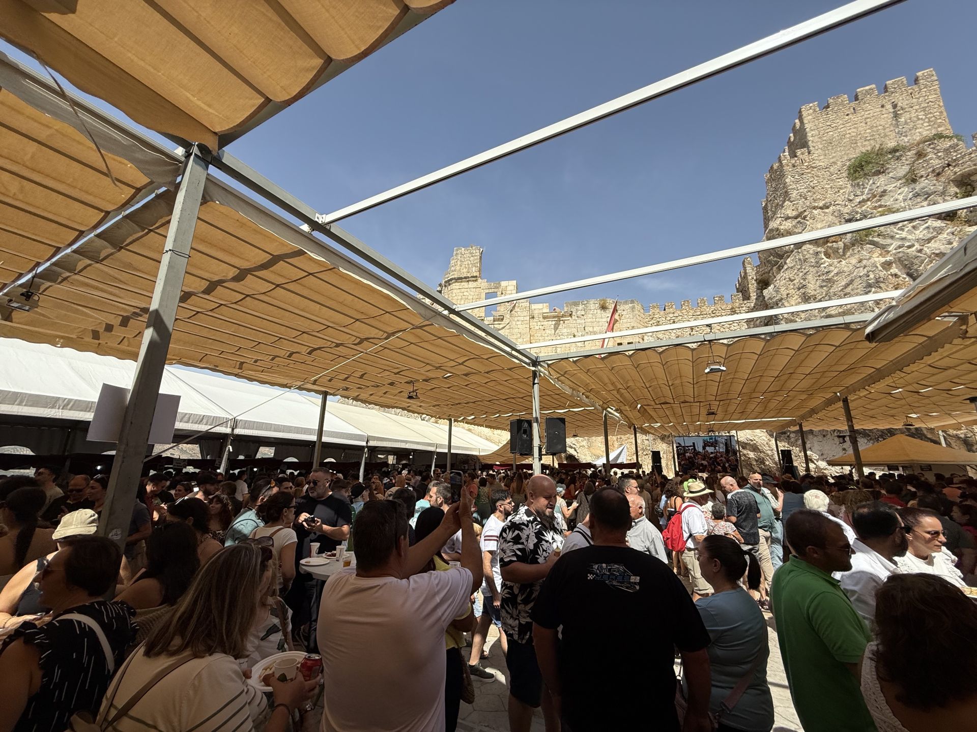 La multitudinaria afluencia de público a la Feria del Queso de Zuheros, en imágenes