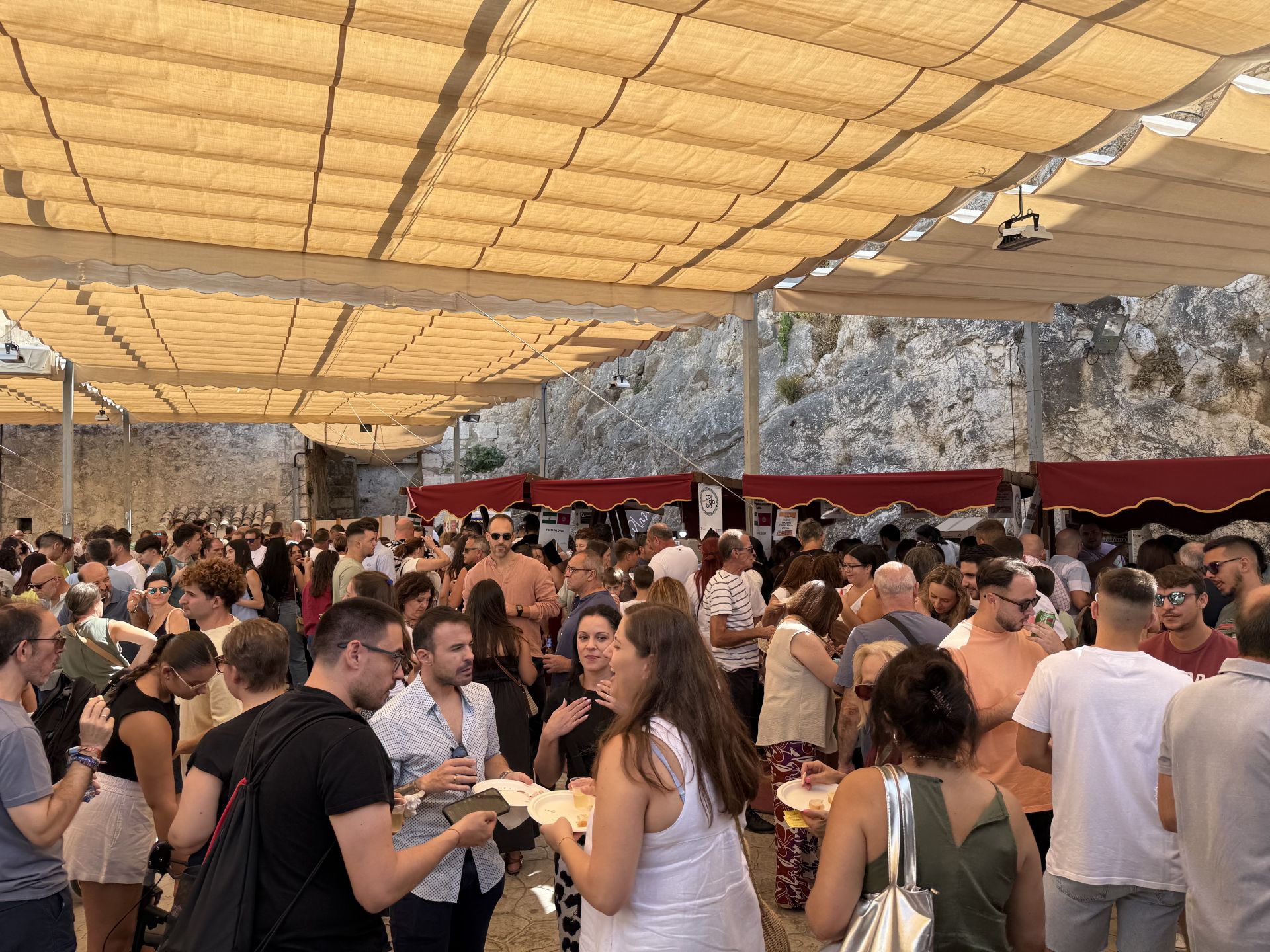 La multitudinaria afluencia de público a la Feria del Queso de Zuheros, en imágenes