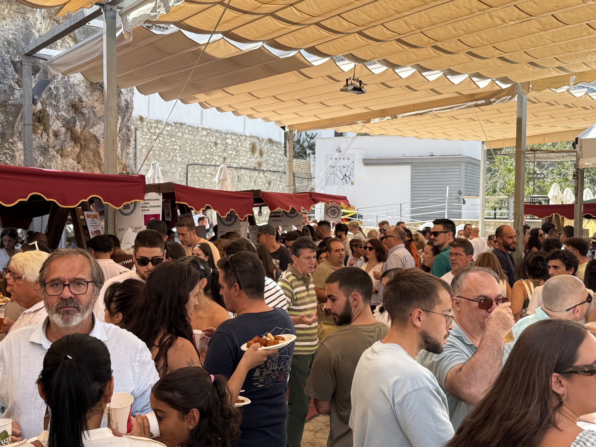La multitudinaria afluencia de público a la Feria del Queso de Zuheros, en imágenes