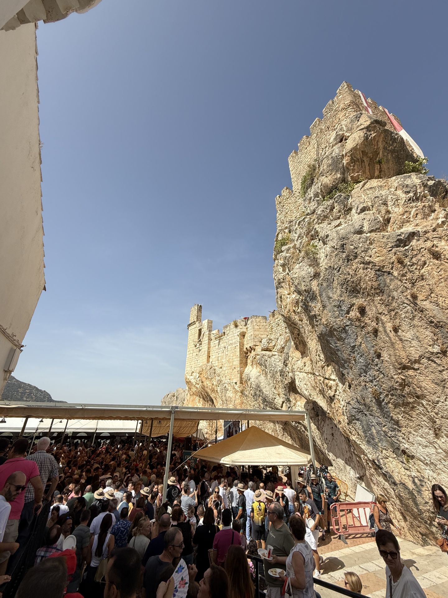 La multitudinaria afluencia de público a la Feria del Queso de Zuheros, en imágenes
