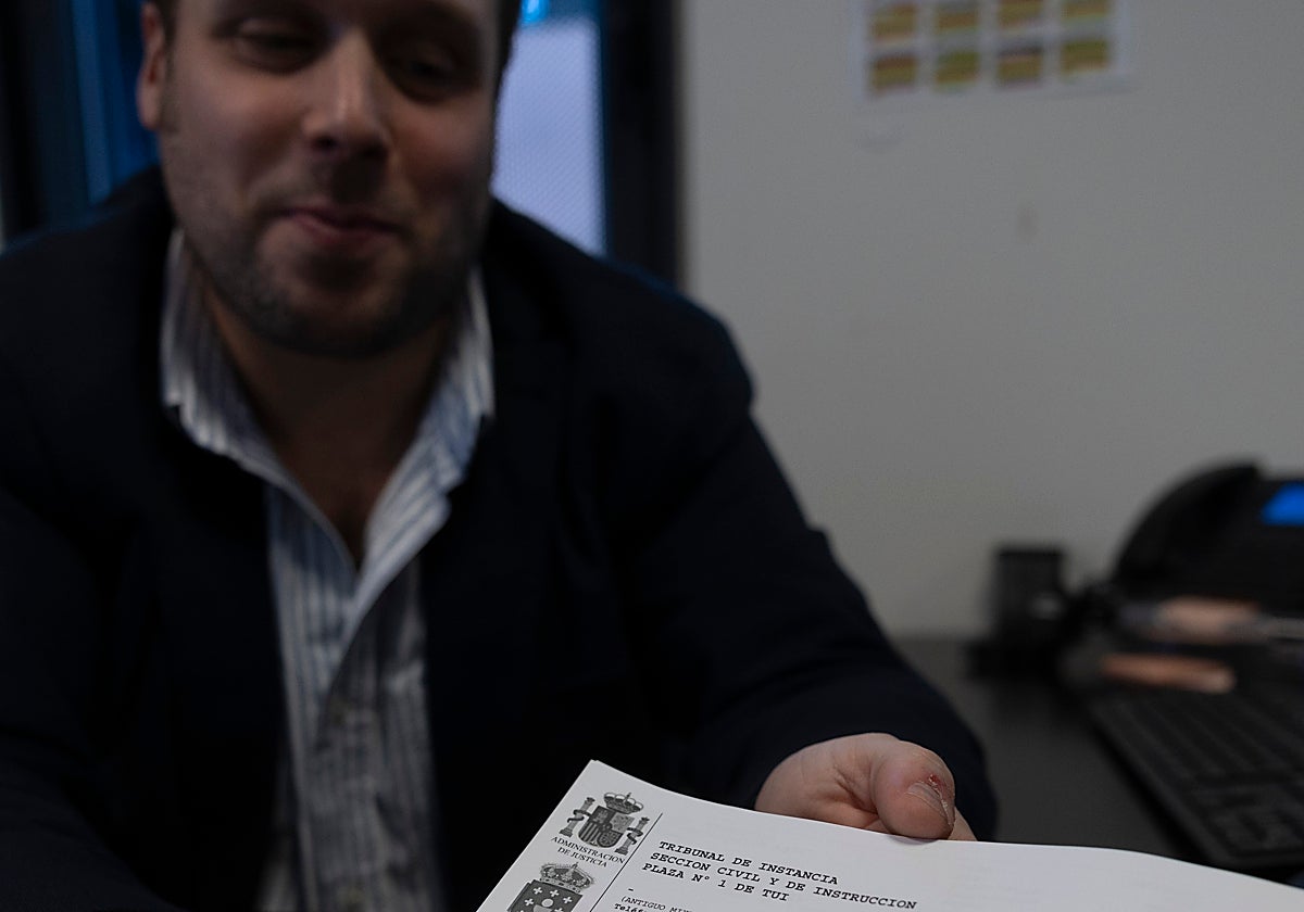 El juez de Tui Javier Lapeña muestra un auto que ya recoge la nueva nomenclatura