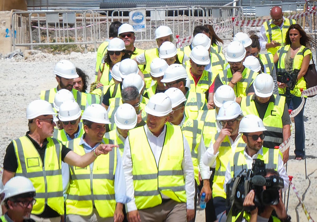 El presidente de la Generalitat Valenciana, Carlos Mazón, durante una visita a unas obras en Alicante