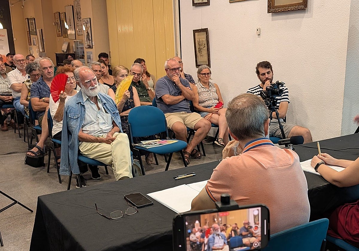 Imagen del coloquio de 'Més Semicercles' en Valencia difundida por la Plataforma per la Llengua en sus redes
